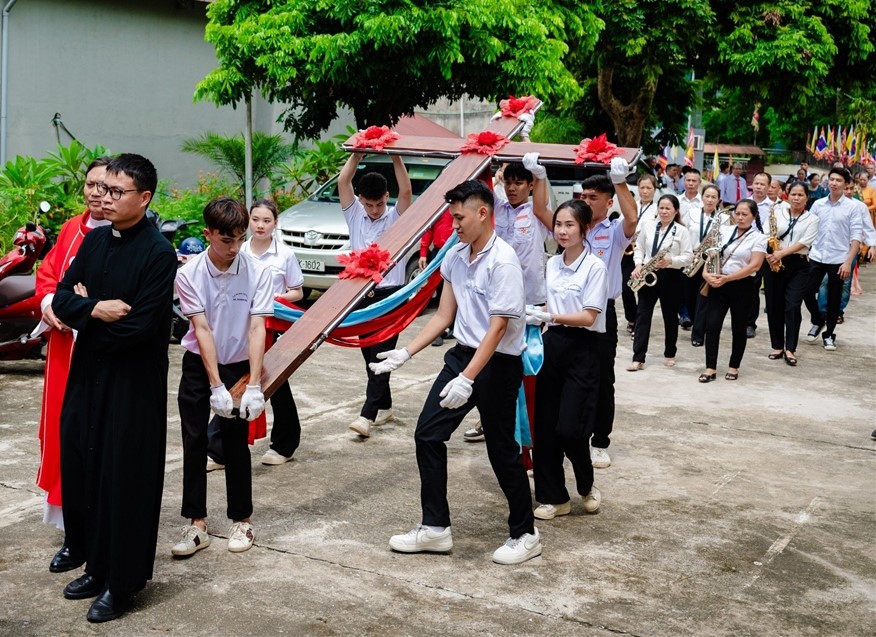 Giới trẻ giáo xứ Thanh Sơn đón Thánh giá Đại hội giới trẻ